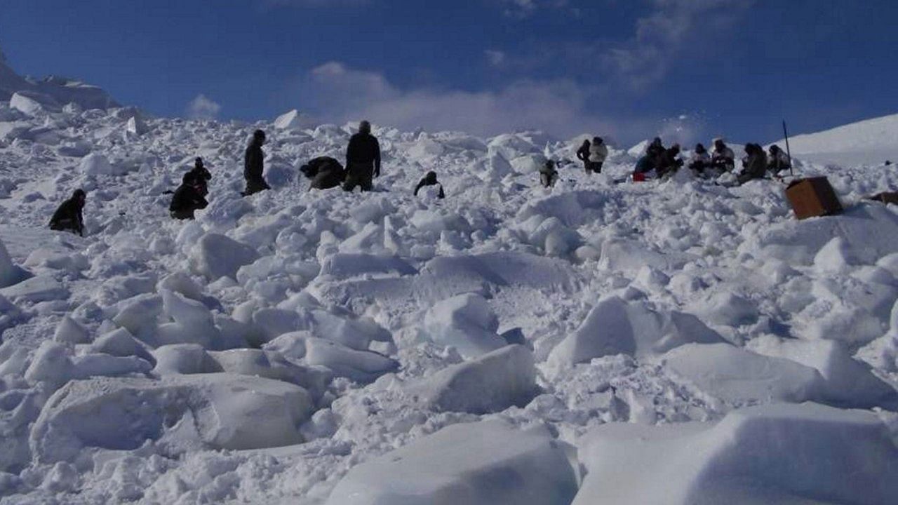भारी बर्फबारी से 100 लोगों की मौत. ( फोटो: ANI)
