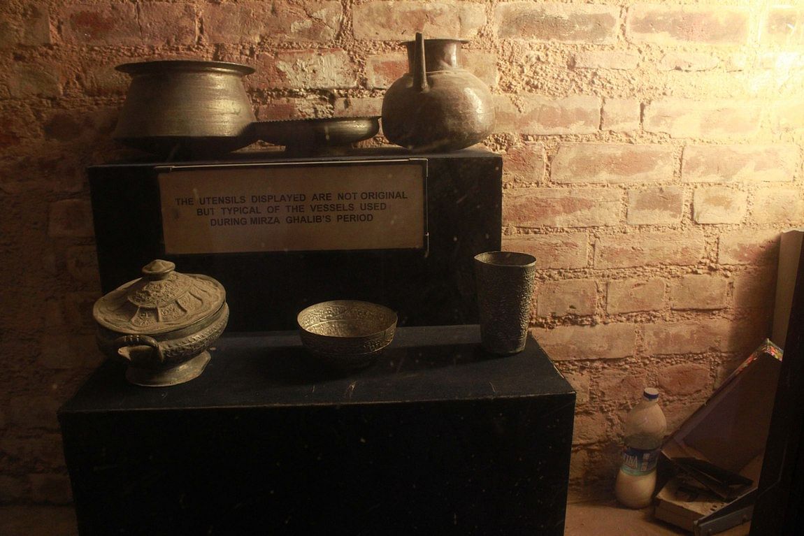 

गालिब को दिल्ली के निजामुद्दीन बस्ती में दफनाया गया. उनकी कब्रगाह को मजार-ए-गालिब के नाम से जाना जाता है