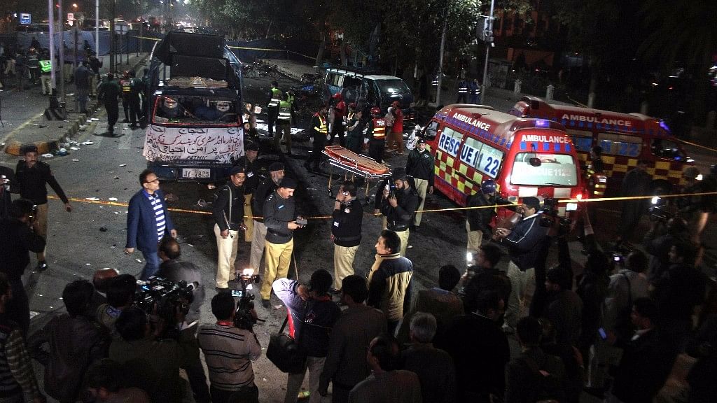 पाकिस्तान :शाहबाज दरगाह धमाके में 100 की मौत, IS ने ली जिम्मेदारी