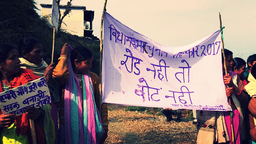 सड़क नहीं, तो वोट नहीं (फोटो: Ashutosh Singh/ <b>The Quint</b>)
