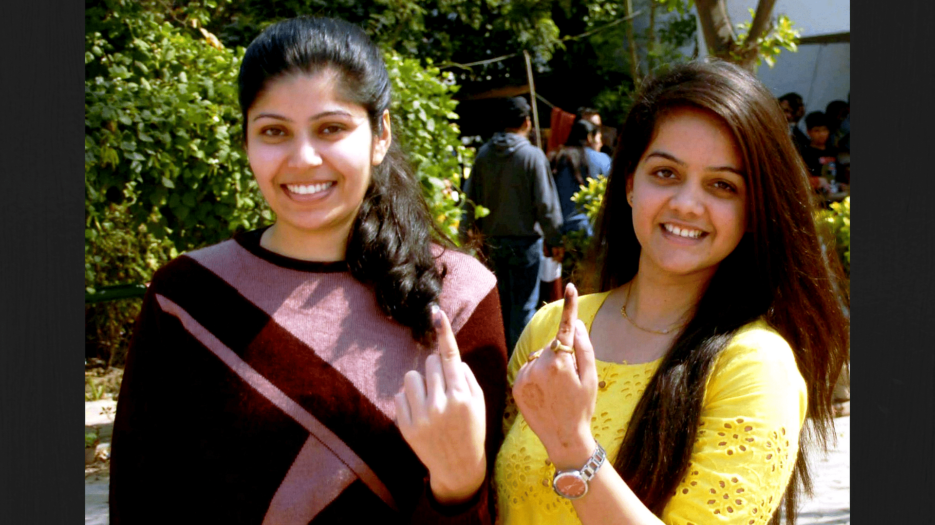 यूपी के विधानसभा चुनाव के पहले चरण में मतदान करने के बाद युवा वोटर (फाइल फोटो: PTI)