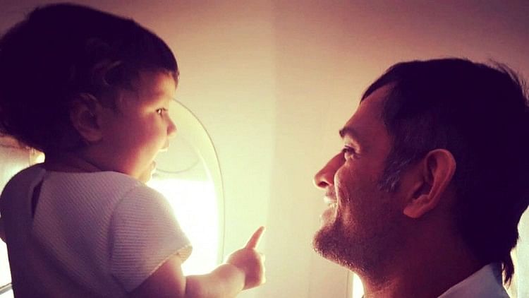 बेटी जीवा के साथ एम एस धोनी (फोटो: Instagram)