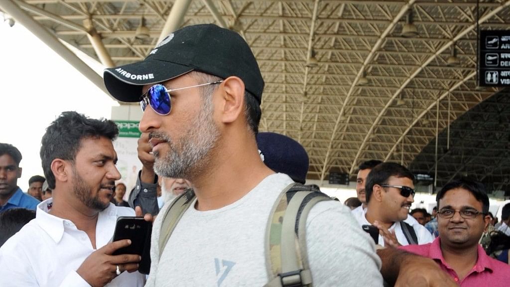 रांची एयरपोर्ट पर महेंद्र सिंह धोनी. (फोटो: IANS)