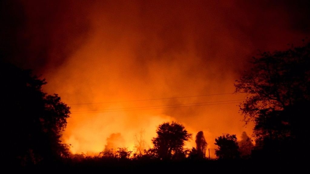 ऑर्डिनेंस फैक्ट्री से उठती आग की लपटें (फोटोः PTI)