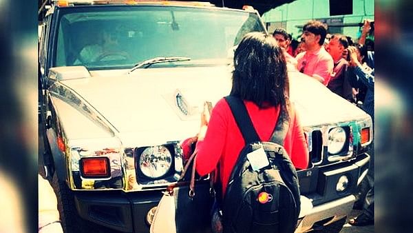 एम एस धोनी की गाड़ी के सामने खड़ी युवती (फोटो: Twitter)