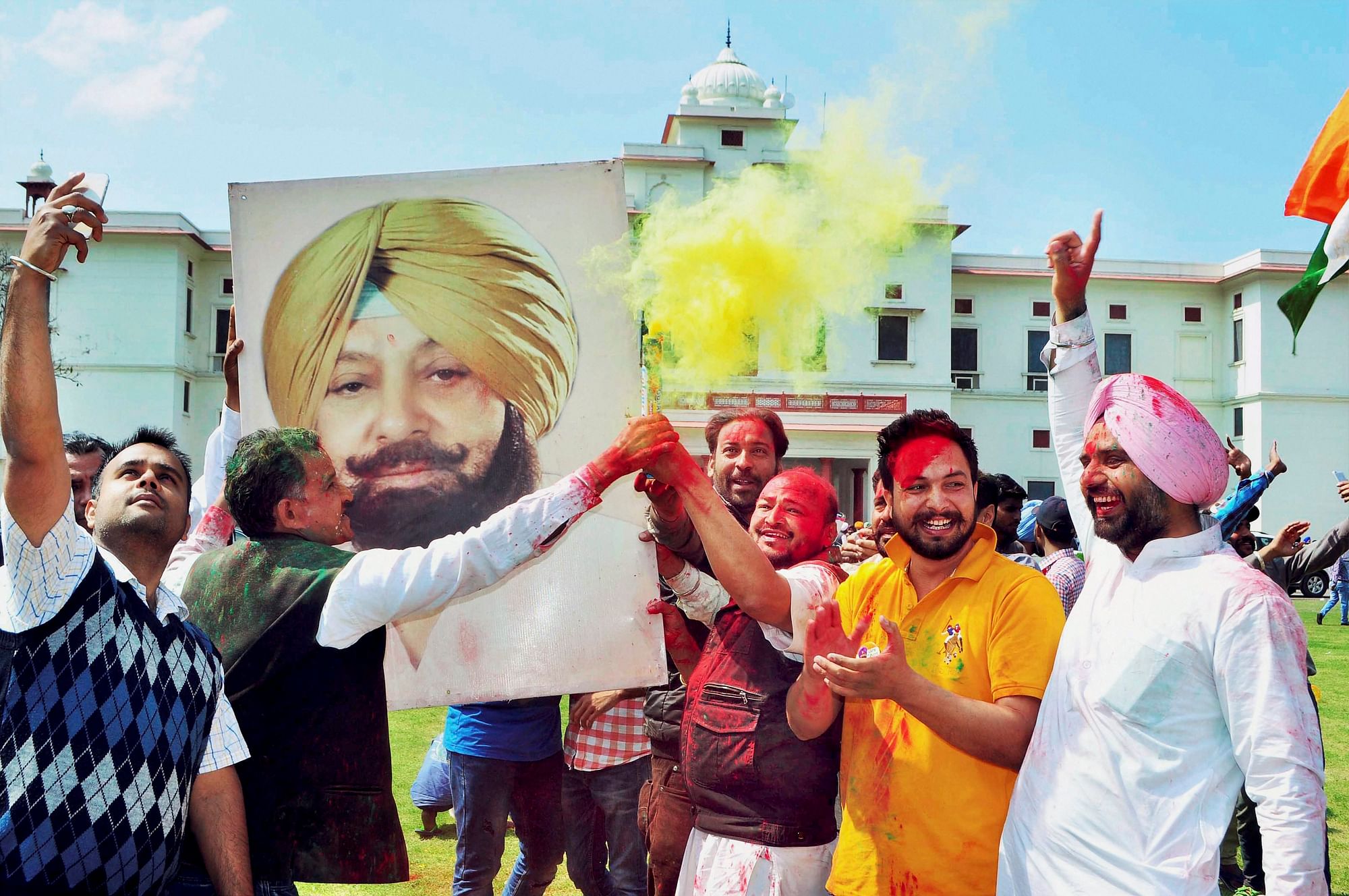 कांग्रेस की जीत पर खुशी मनाते लोग (फोटो: PTI)