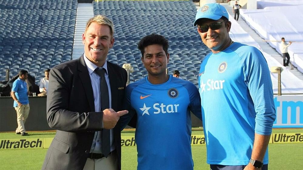 शेन वॉर्न और अनिल कुंबले के साथ चाइनामैन गेंदबाज कुलदीप यादव (फोटो: BCCI)