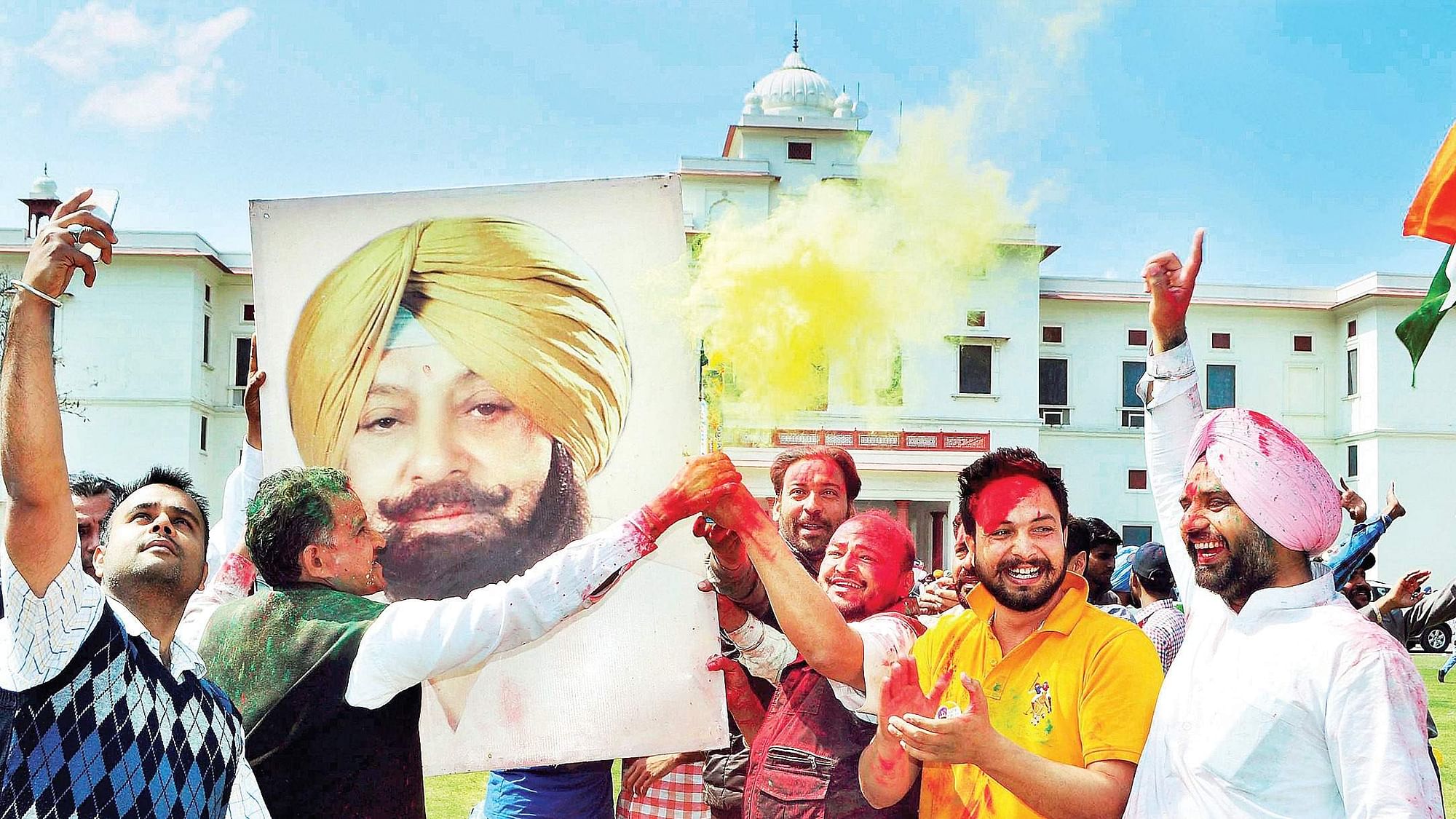 कैप्टन अमरिंदर सिंह की जीत का जश्न मनाते लोग (फोटोः PTI)
