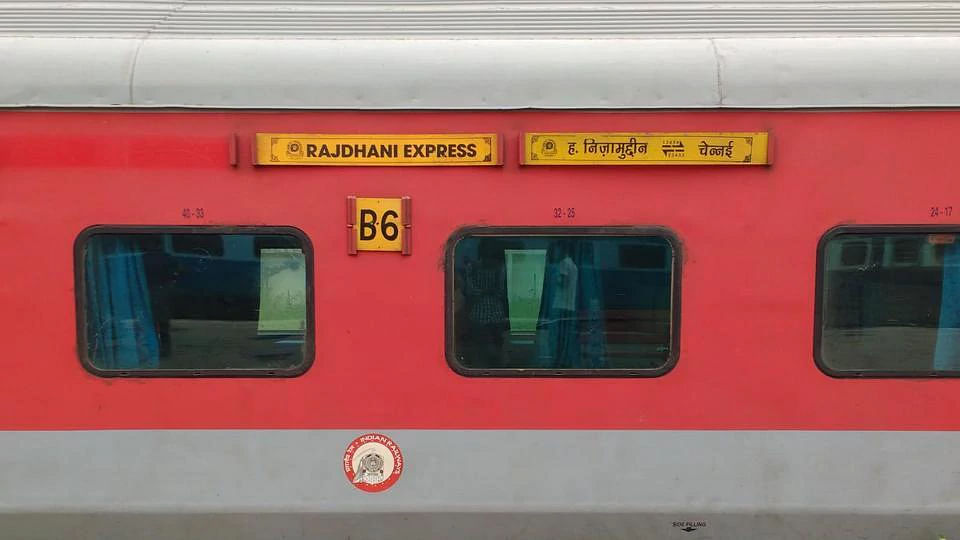 राजधानी-शताब्दी ट्रेनों में मेल या एक्सप्रेस ट्रेन के किराए पर सफर कर सकते हैं. (फोटो: Reuters)