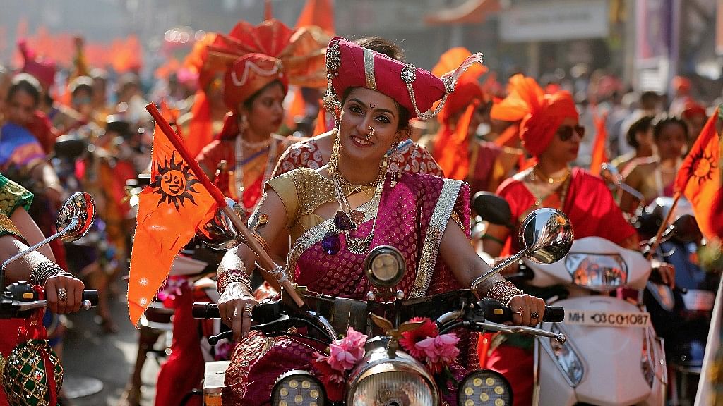 पारंपरिक वेशभूषा में महिलाएं गुड़ी पड़वा त्यौहार का जश्न मनाने के लिए मोटर बाइक चलती हुई. (फोटो: रॉयटर्स/शैलेश अनाद्रेद)