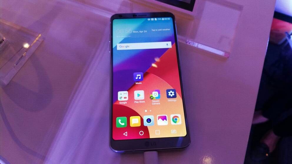 LG G6 का डिस्प्ले 5.7 इंच है (फोटोः द क्विंट)