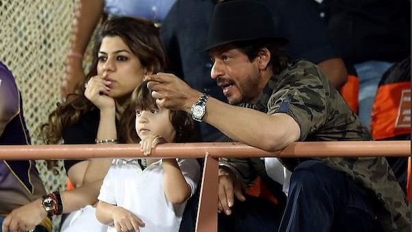 

शाहरुख खान और उनके बेटे अबराम. (फोटो: Twitter/IPL)