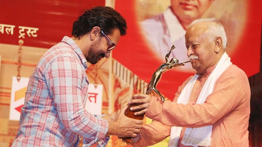 मोहन भागवत ने आमिर को मास्टर दीनानाथ मंगेशकर पुरस्कार से सम्मानित किया (फोटोः योगेन शाह)
