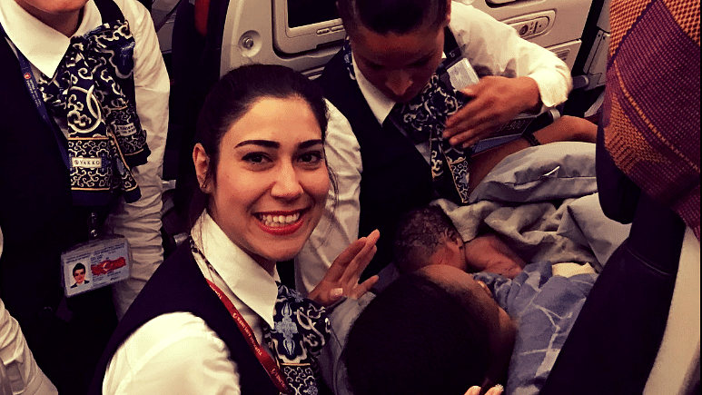 डिलिवरी के बाद नवजात बच्ची के साथ एयरलांइस के कैबिन क्रू मेंबर (फोटोः Twitter/@TurkishAirlines)