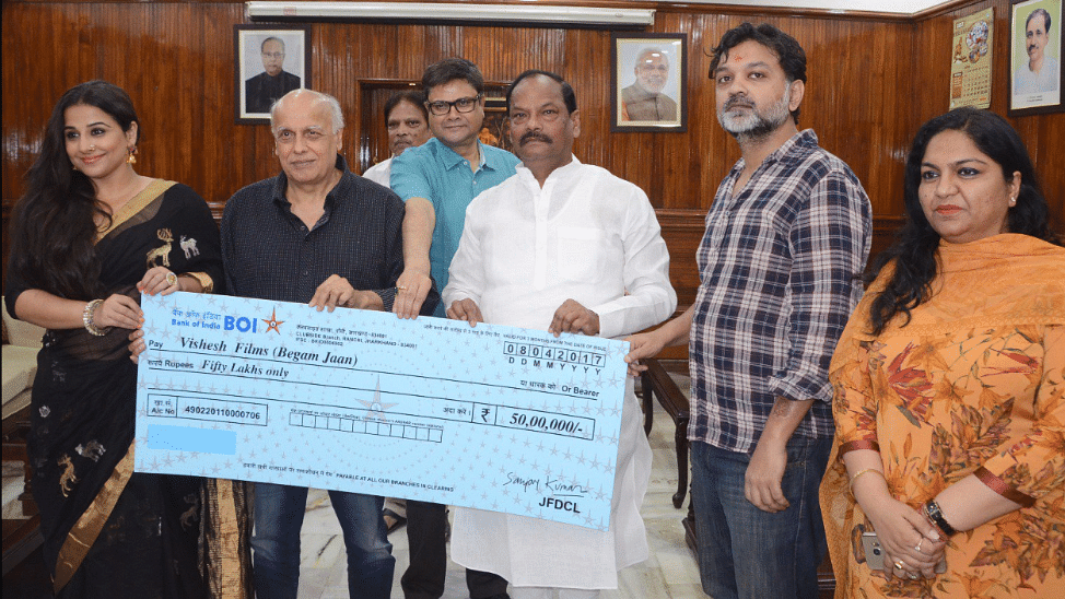 

झारखंड के सीएम रघुवर दास ने बेगम जान फिल्म को 50 लाख रुपये का चेक दिया (फोटोः Twitter)