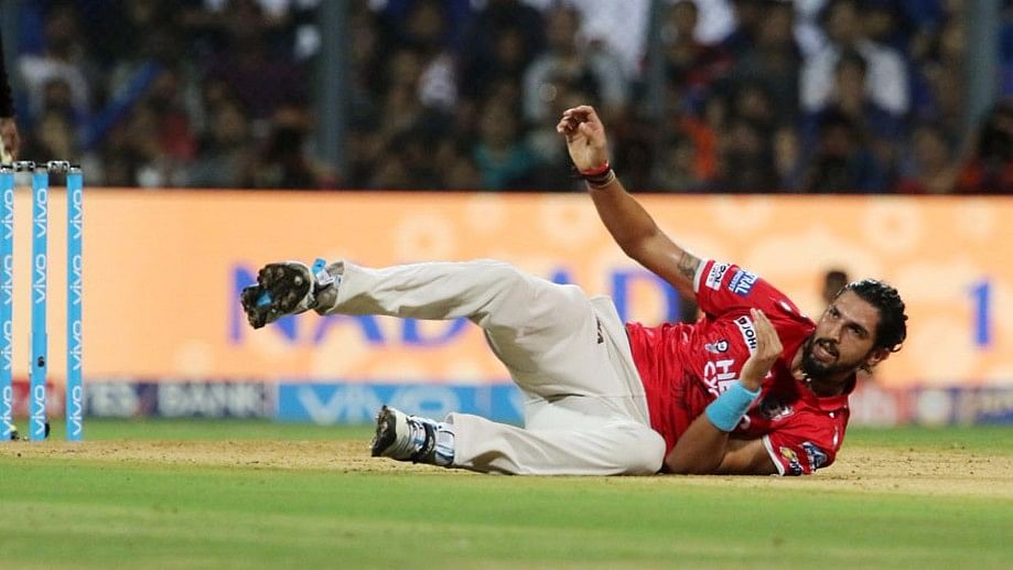मुंबई के खिलाफ मैच में बॉलिंग के वक्त 3 बार मैदान पर गिरे ईशांत शर्मा (फोटो: BCCI)