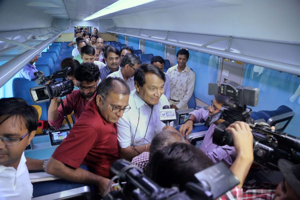 रेलमंत्री ने बताया कि इस ट्रेन का किराया मेल और एक्सप्रेस ट्रेनों से कुछ ज्यादा होगा. 