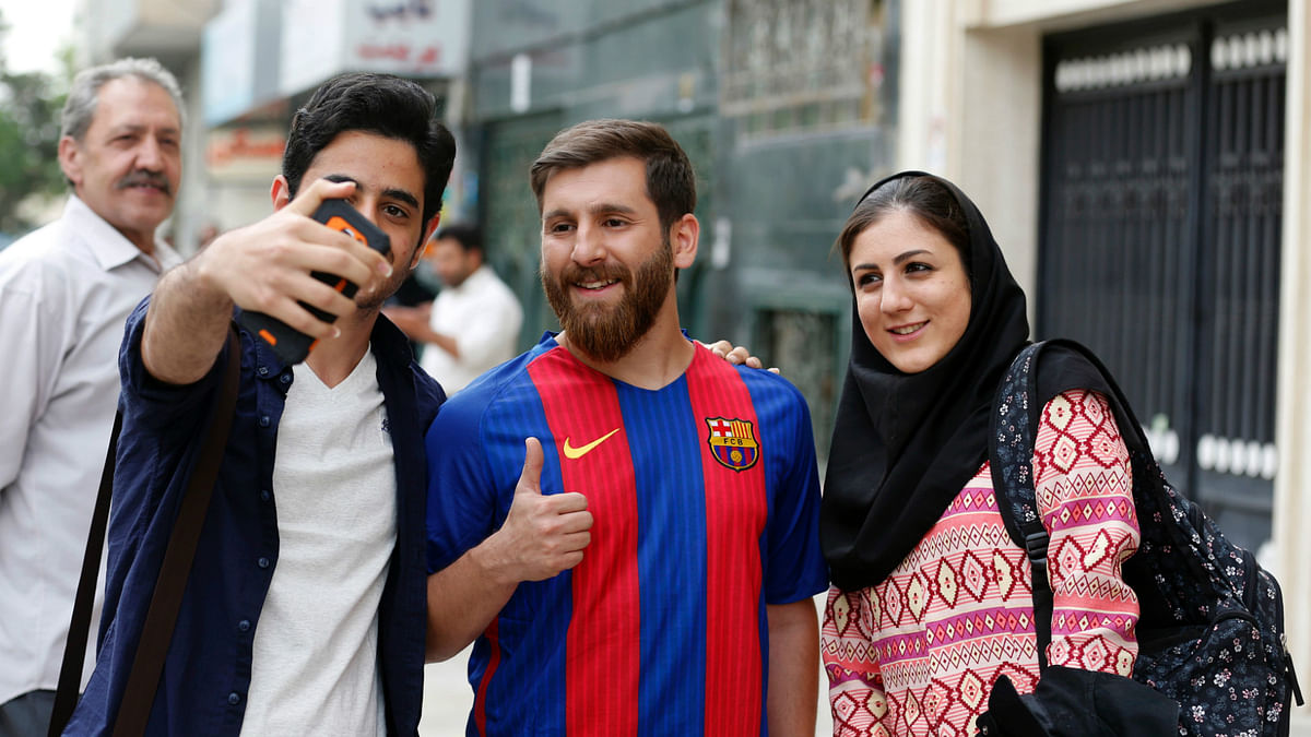 बार्सिलोना के स्टार लियोनल मेसी के हमशक्ल रेजा परस्तेश को ईरान में ‘असली मेसी’ समझते हैं आम लोग