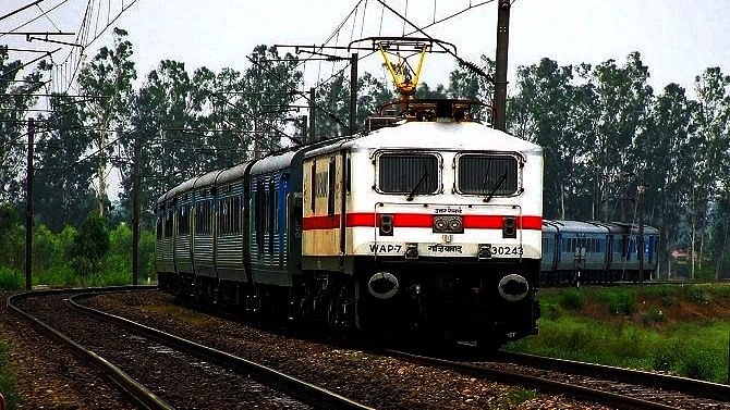भारतीय रेलवे होली पर स्पेशल ट्रेनें चलाएगा