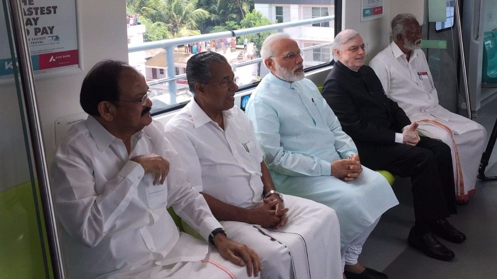 

पीएम नरेंद्र मोदी शनिवार ने केरल की पहली मेट्रो ट्रेन का किया उद्घाटन (फोटो: PMO)