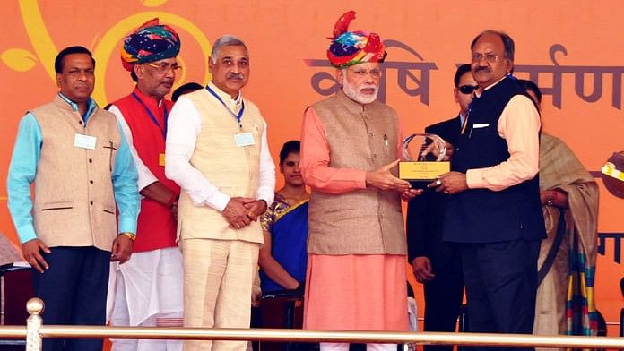 प्रधानमंत्री नरेंद्र मोदी छत्तीसगढ़ राज्य कृषि मंत्री बृजमोहन अग्रवाल को राष्ट्रीय कृषि कर्मण पुरस्कार देते हुए.