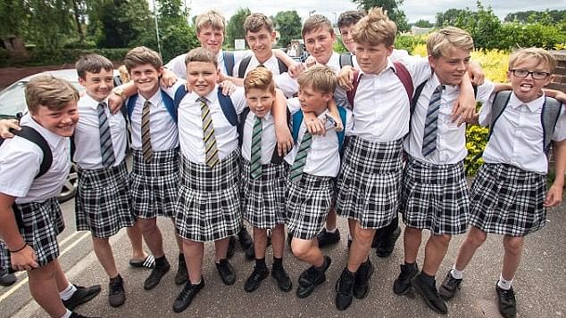 ब्रिटेन के एक स्कूल में विरोध स्वरूप स्कर्ट पहनकर स्कूल पहुंचे छात्र