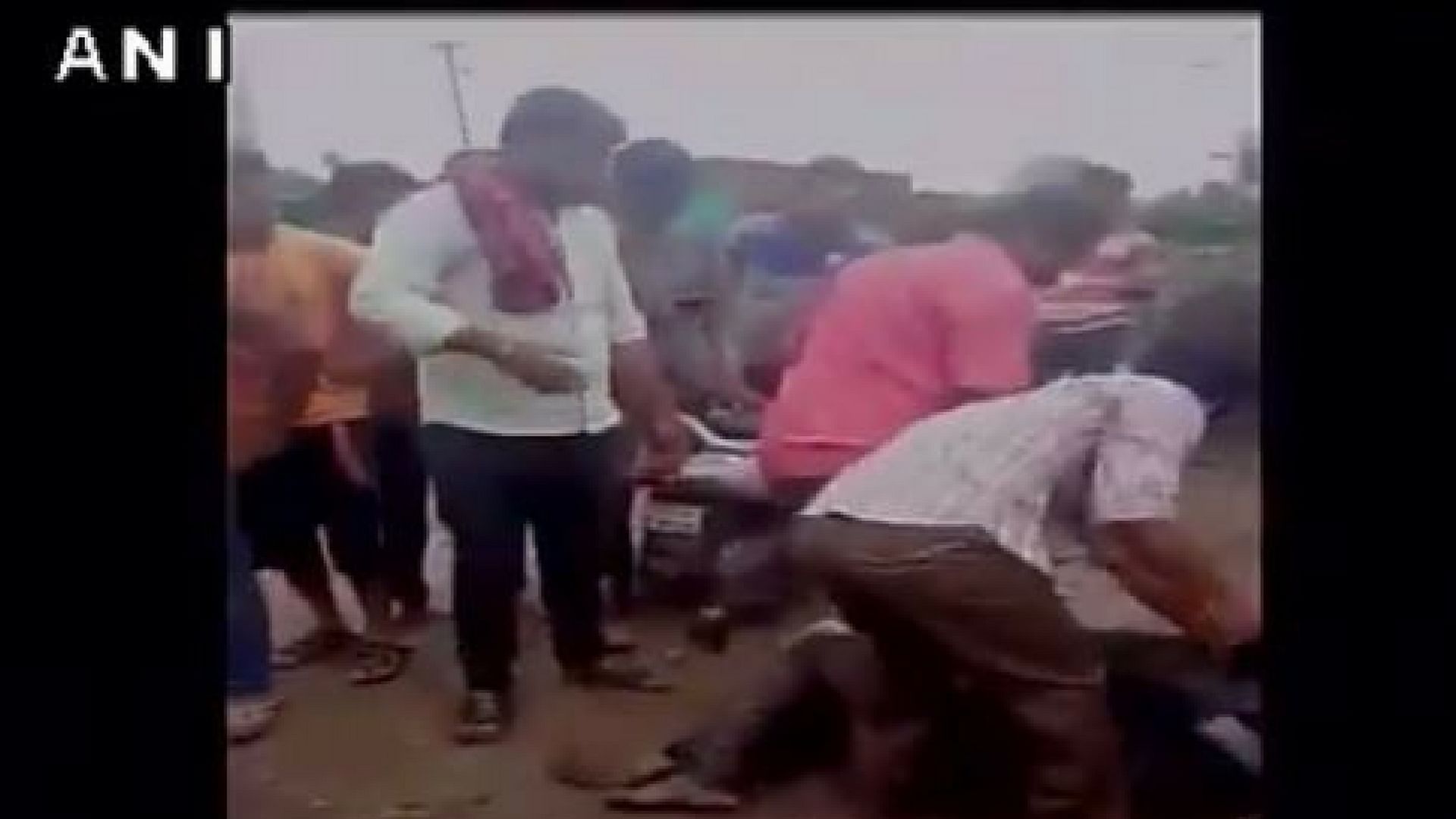 नागपुर के भारसिंगी गांव में बुधवार को बीफ ले जाने के आरोप में भीड़ ने एक यूवक की बेरहमी से पिटाई की 