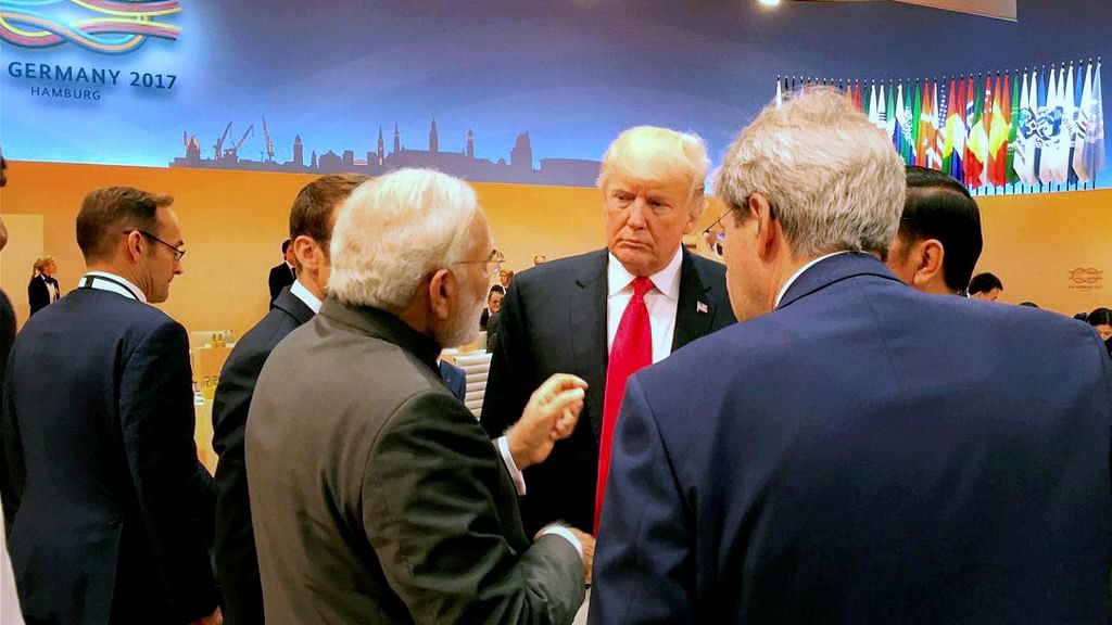  जी20 शिखर सम्मेलन में पीएम मोदी डोनाल्ड ट्रंप को भारत का पक्ष समझा रहे हैं