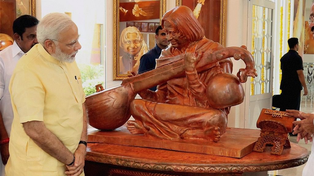  कलाम स्मारक में पूर्व राष्ट्रपति एपीजे अब्दुल कलाम की प्रतिमा को निहारते पीएम मोदी