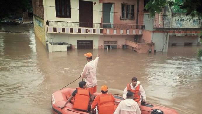 गुजरात में इस समय बाढ़ की स्थिति बनी हुई है. राजस्थान भी इससे अछूता नहीं है