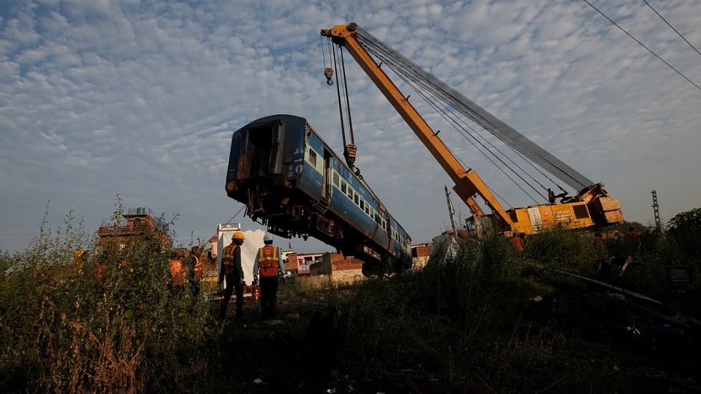   क्षतिग्रस्त ट्रेन के कोच खटाली में एक दुर्घटना स्थल से हटा दिया गया है.