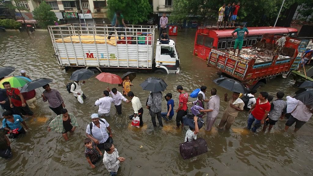 मुंबई बाढ़ में ट्रांसपोर्ट सिस्टम बेहाल