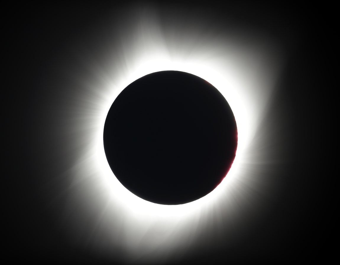 

सूर्य के करोना को पूर्ण सूर्यग्रहण के दौरान देखा जा सकता है, तस्वीरें तस्दीक भी कर रही हैं.