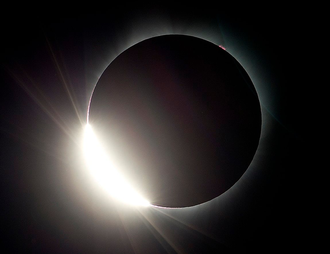 

सूर्य के करोना को पूर्ण सूर्यग्रहण के दौरान देखा जा सकता है, तस्वीरें तस्दीक भी कर रही हैं.