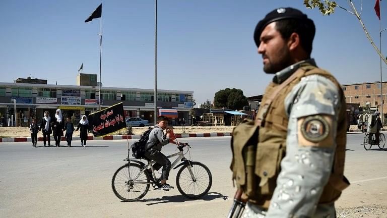 अफगानिस्तान में सड़क किनारे सिक्योरिटी ड्यूटी पर तैनात सैनिक&nbsp;