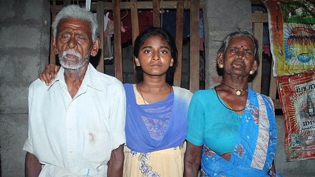 अनीता अपने दादा-दादी के साथ
