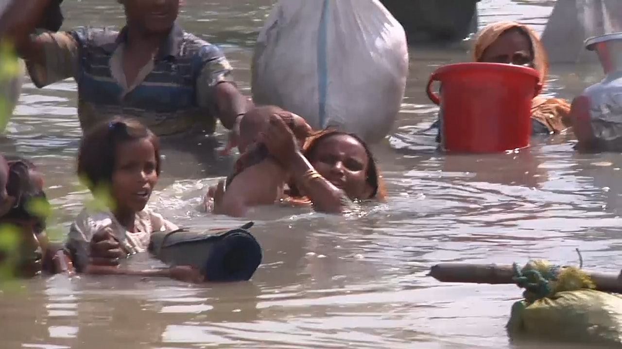 म्यांमार में हिंसा के कारण बांग्लादेश भागकर आए रोहिंग्या मुसलमान.&nbsp;