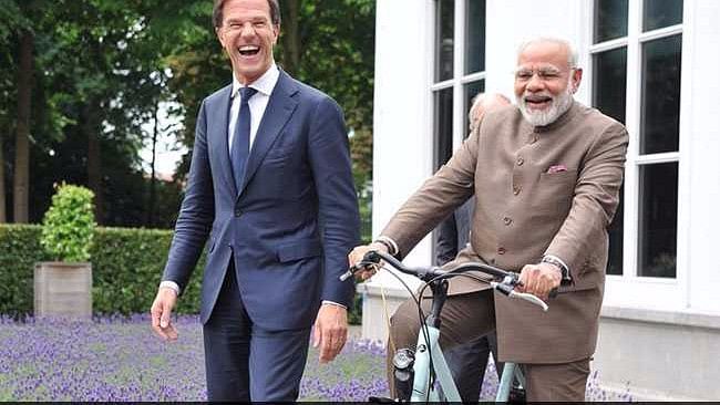 प्रधानमंत्री मार्क रूटे को अक्सर साइकिल पर सवार होकर घूमते हुए देखा गया है. 