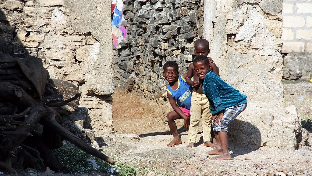 गुजरात के जांबूर गांव में शैतानियां करते अफ्रो-इंडियन बच्‍चे