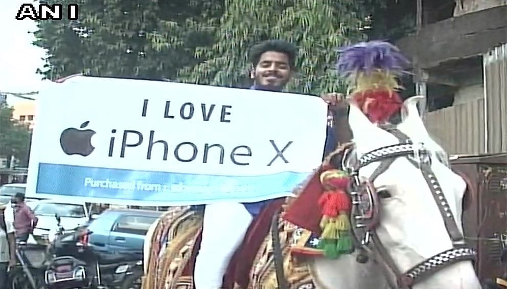 मुंबई के ठाणे के एक ने शख्स ने iPhone X खरीदने के लिए अनोखा अंदाज अपनाया है.