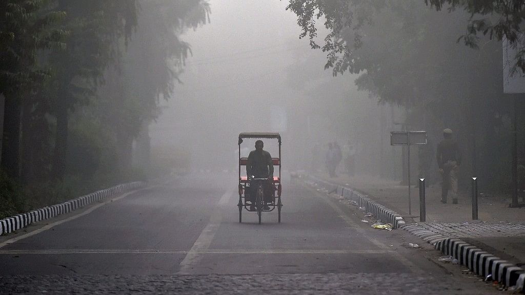 दिल्ली  के कई इलाकों में बुधवार को जहरीली धुंध छाई रही और हवा की गुणवत्ता ‘‘बहुत खराब’’ श्रेणी में रही.