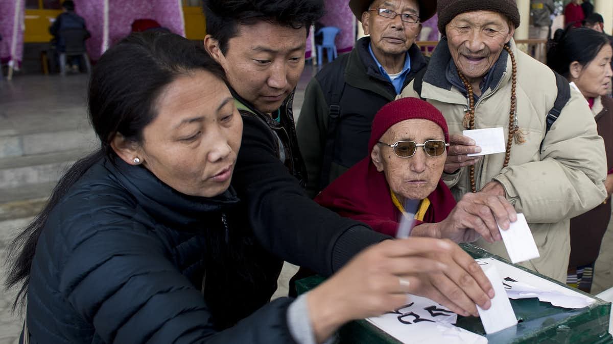 धर्मशाला में तिब्बती लोग बरसों से रहते  हैं, लेकिन वे आज भी भारत में मतदान का अधिकार हासिल करने पर विभाजित हैं.