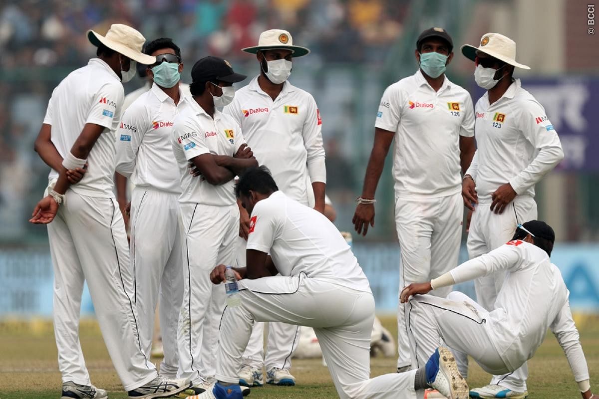 दिन के दूसरे सत्र में खेल तीन बार रुका और इसी बीच भारत की टीम मैनेजमेंट ने परेशान होकर अपनी पारी घोषित कर दी.
