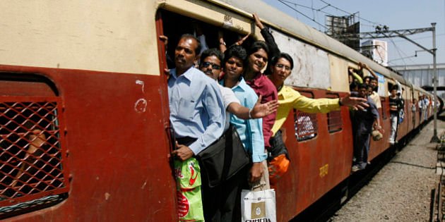 मुंबई वासियों को क्रिसमस की सौगात देते हुए रेलवे पहली एसी लोकल ट्रेन सोमवार से शुरू करने जा रहा है. 