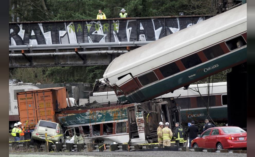 वाशिंगटन में एक ट्रेन के कई डिब्बे पटरी से उतकर नीचे हाईवे पर गिर गए, जिसमें 6 लोगों की मौत हो गई.