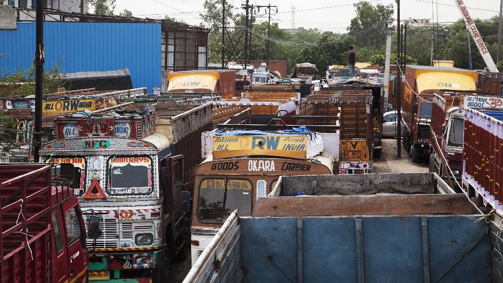 दिल्ली में संजय गांधी ट्रांसपोर्ट नगर स्थित कैरवैन रोडवेज लिमिटेड के दफ्तर के बाहर खड़े ट्रक