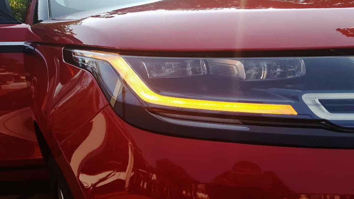 टाटा मोटर्स की लग्जरी कार बनाने वाली यूनिट जगुआर लैंड रोवर ने नई एसयूवी रेंज रोवर वेलार भारत में लॉन्च कर दी है