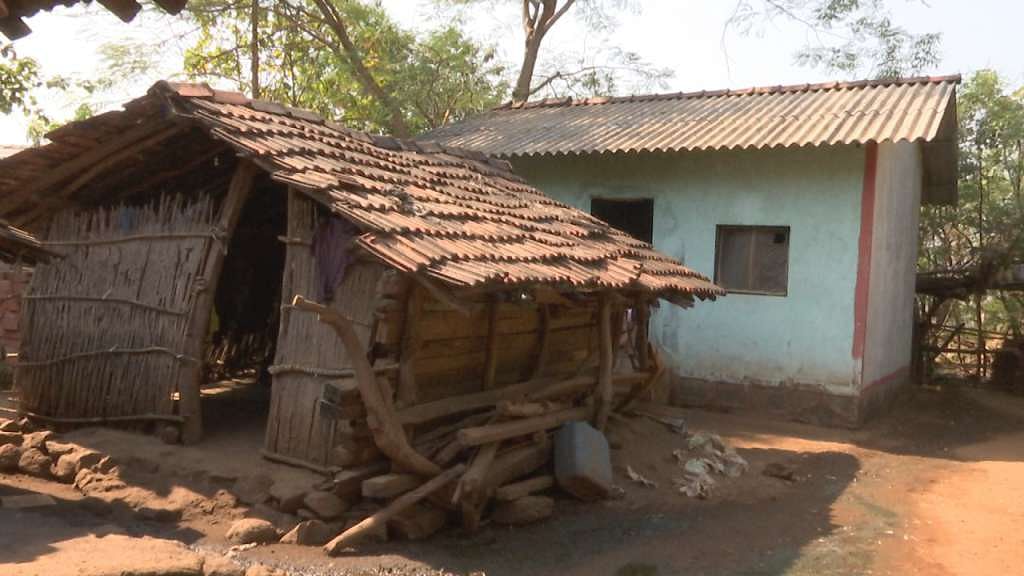ग्रामीण आवास योजना के तहत गरीब परिवारों को 25 स्क्वायर मीटर का घर बनाने के लिए 1 लाख 20 हजार रुपए मिलते हैं.