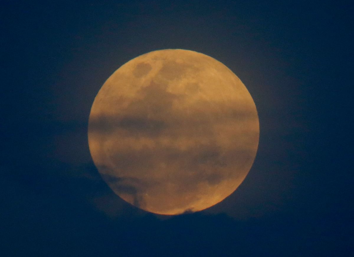दुनियाभर के आसमान में चंद्रमा का अद्भुत नजारा, सालों बाद दिखा ऐसा चंद्रग्रहण 