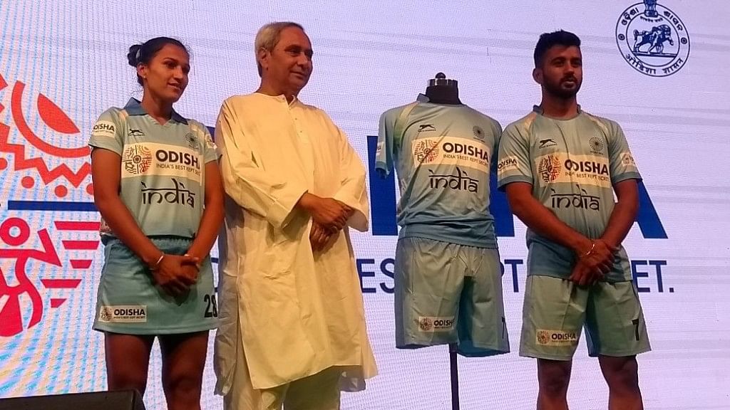 भारतीय हॉकी टीम की महिला और पुरुष टीम के कप्तान अपनी नई जर्सी के साथ, साथ में ओडिशा के मुख्यमंत्री नवीन पटनायक